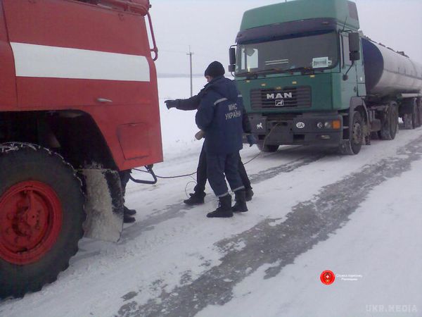 На дорогах п'яти областей України обмежено рух машин - ДСНС. Але в службі кажуть, що заторів на українських дорогах немає.