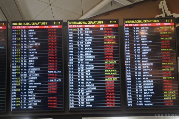 У Києві і Харкові скасували деякі рейси в Стамбул. Згідно з даними табло, скасовано рейс TK 458 (час вильоту 10.45, Turkish Airlines), а також рейс PS 9558 (час вильоту 10.45, Ukraine International Airlines), обидва - з терміналу D.