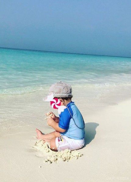 Відома співачка Жасмін порадувала передплатників в Instagram новими фотографіями. Жасмин показала фото з сімейного відпочинку біля моря
