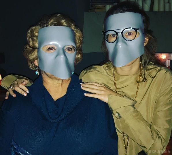 Ксенія Собчак оприлюднила в Instagram лякаючий сімейний знімок з матір'ю. Ксенія Собчак напередодні здивувала фанатів, показавши лякаючий знімок зі своєю мамою Людмилою Нарусовою. 