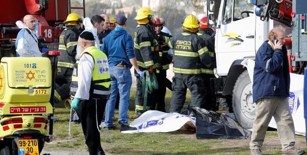 Теракт в Єрусалимі: вантажівка врізалась у пішоходів. В Єрусалимі вантажівка врізалася в пішоходів, загинули три людини, в поліції назвали це терактом.