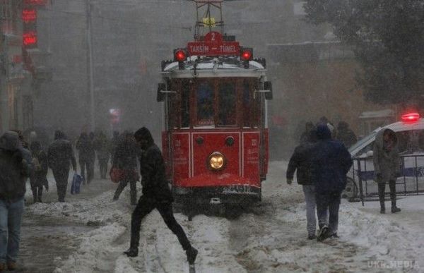 На Туреччину обрушилися сильні снігопади. На Туреччину обрушилися сильні снігопади, паралізувавши Стамбул.