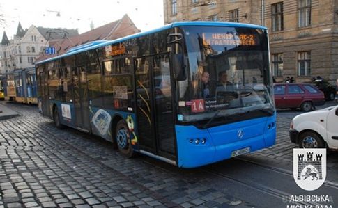 Транспортний колапс: У Львові на маршрути не виїхало 80% автобусів. У неділю зранку на рейси у Львові не виїхало 413 із 502 автобусів