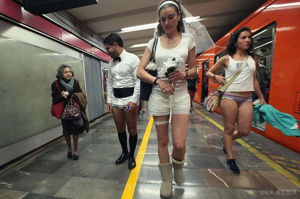 Акція "У метро без штанів" не вдалася. У московському метро затримали активіста. Московські копи затримали організатора флешмоба "У метро без штанів" на станції "Цветной бульвар".