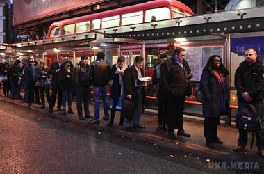 Транспортний колапс. Мільйони британців опинилися в транспортній пастці (фото). Через страйк в Лондоні закриті найбільш завантажені станції метро.