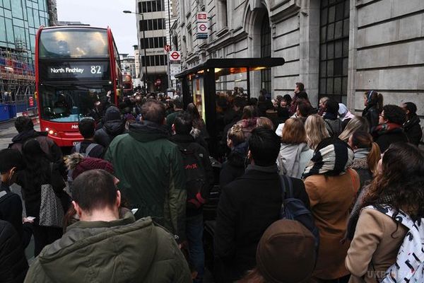 Транспортний колапс. Мільйони британців опинилися в транспортній пастці (фото). Через страйк в Лондоні закриті найбільш завантажені станції метро.