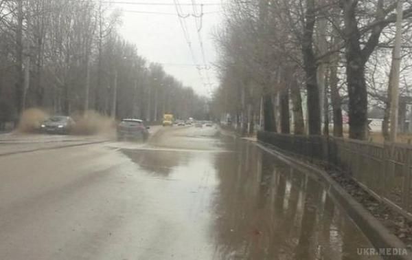 В анексованій Керчі дорога після ремонту перетворилася в "озеро" (фото). Кримська "влада" вже встигла звинуватити погоду і температуру повітря в неякісному ремонті доріг.