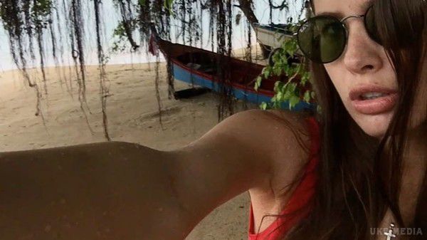 Вокалістка музичної групи a'studio Кеті Топурія опублікувала відверту фотографію в Instagram. Співачка позує перед камерою в сексуальному купальнику.
