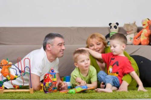 В Україні дедалі популярнішим стає тимчасове батьківство. Сімейне патронатство