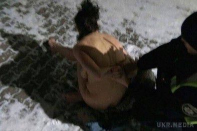 В Івано-Франківську жінка роздягнулась на морозі. В Івано-Франківську побилися дві п'яні жінки. У відповідь на зауваження поліцейських припинити бійку одна з них роздяглася до гола.