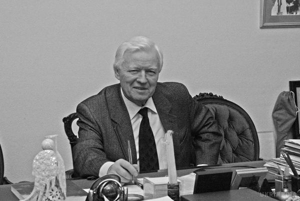 Помер скульптор, який створив пам'ятники Остапу Бендеру і Сергію Єсеніну. 9 січня пішов із життя відомий радянський і російський скульптор Альберт Чаркін. 