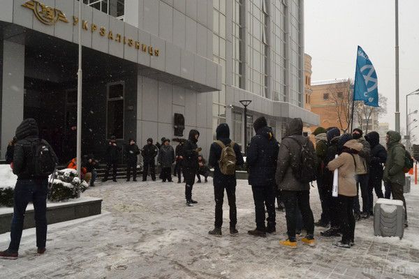 Балчуну принесли мішок готівки під офіс "Укрзалізниці". Під головні Офісом ПАТ "Укрзалізниця" Громадські Активісти провели Акцію протесту з Вимогами пріпініті корупцію в державній структурі.