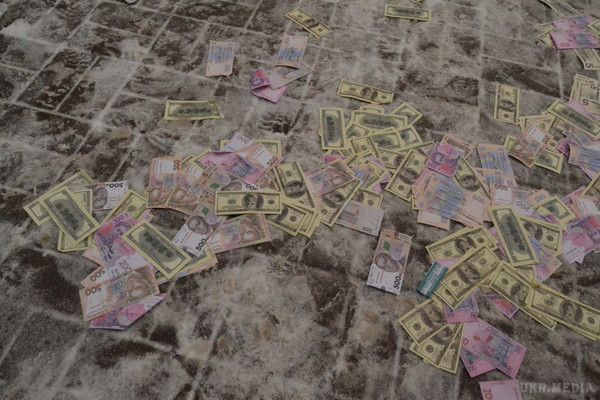 Балчуну принесли мішок готівки під офіс "Укрзалізниці". Під головні Офісом ПАТ "Укрзалізниця" Громадські Активісти провели Акцію протесту з Вимогами пріпініті корупцію в державній структурі.
