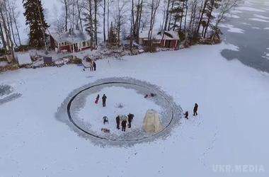 Як розважаються фіни під час морозів (відео). У Мережі набирає популярність гифка, на якій фін зробив карусель прямо на поверхні замерзлого ставка.