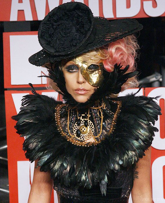 15 божевільних образів Леді Гаги (фото). Леді Гага, безумовно, дуже талановита співачка. І, мабуть, одна з найбільш екстравагантних жінок свого часу. 