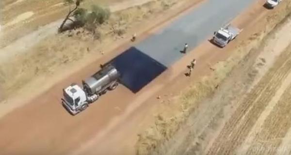 Покажіть це "Укравтодору": унікальне відео, як в Австралії кладуть асфальт. В мережі опубліковано унікальне відео про те, як дорожні служби Австралії кладуть асфальт. Це робиться не просто якісно, але й швидко.