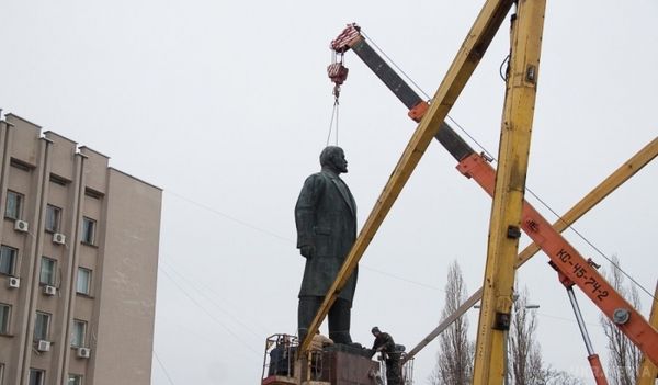 Пам'ятник Леніну продадуть заради постаменту загиблим воїнам АТО. Мешканці Запоріжжя вирішили продати пам'ятник Леніну на аукціоні. Планується, що на отримані гроші у місті зведуть монумент у пам'ять про загиблих бійців АТО