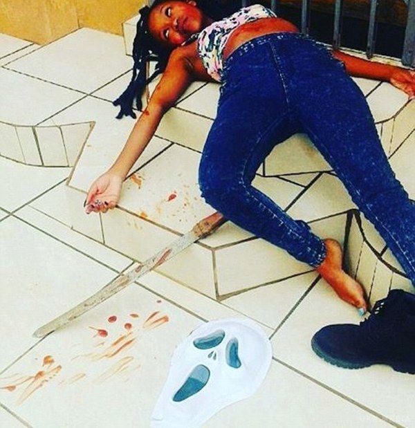У ПАР зароджується новий флешмоб — тепер модно бути "мертвим". У Південній Африці новий онлайн-флешмоб, молоді люди прикидаються мертвими і викладають знімки в соцмережі з хештегом #deadpose