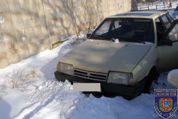 В Одесі сніг упіймав нещасливого автокрадія. До Суворовського відділу поліції Одеси звернувся житель району з заявою про вжиття заходів до невстановленої особи, яка незаконного заволоділа його автомобілем ВАЗ-2109.