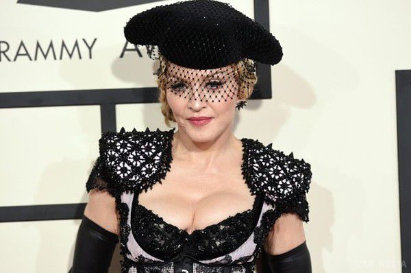 Мадонна показала фанатам, що знаходиться у неї в трусиках. Мадонна завжди відрізнялася певною скандальністю і агресивної сексуальністю.