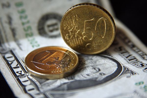 В обмінниках почали вистявляти "космічні" курси валют. Долар у продажу перевалив за 29 гривень, а євро – за 31. 