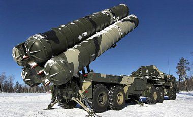 Окупанти в Криму розмістили ракетні системи С-400. С-400 Тріумф - зенітно-ракетна система великої і середньої дальності, може вести вогонь одночасно по 36 цілей з наведенням на них до 72 ракет.