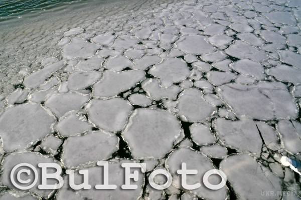 Як чорне море вкривається льодом -  вражаючі фото. Через аномально холодно зиму вперше за останні 63 роки замерзло Чорне море у Болграії