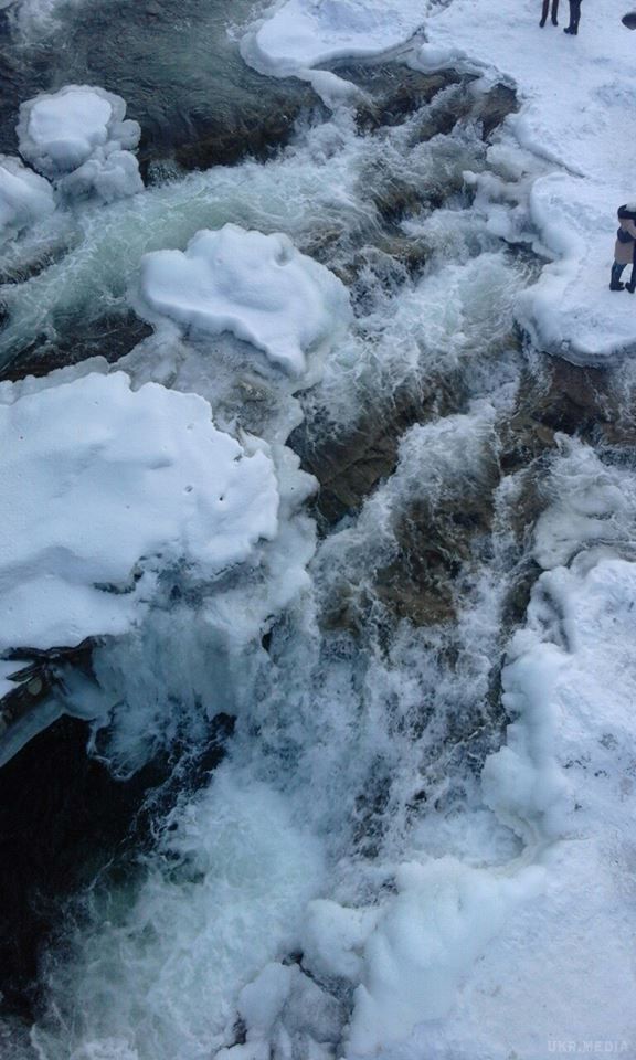 У Яремче замерз найбільший водоспад України. На популярному курорті замерз каскадний водоспад Пробій.