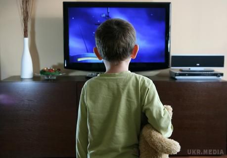 Телевізор чи комп'ютер: що більше шкодить здоров'ю?. Австралійські вчені вважають, що перегляд телевізійних програм заподіює дітям більшої шкоди, ніж розваги за комп'ютером. Найбільше це позначається на хлопчиках.
