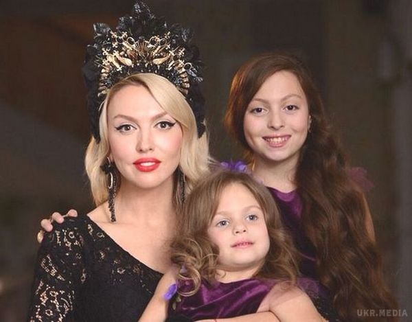 Оля Полякова показала знімки своїх дочок - дівчинка зовсім не схожа на свою зоряну маму. Не приховує це та сама артистка.