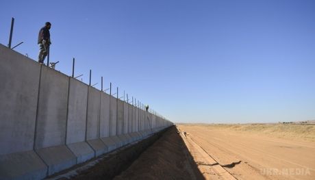 Туреччина побудувала сотні кілометрів бетонної стіни на кордоні з сусідами. Анкара закінчила будівництво 330-кілометрової бетонної стіни на кордоні з Сирією та Іраком