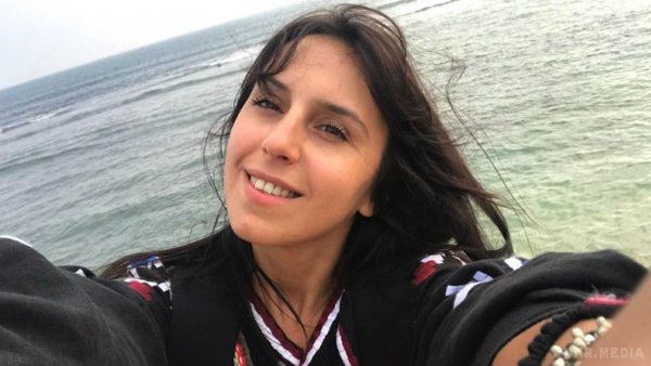 Українська співачка Джамала, яка відпочиває на острові Шрі-Ланка, опублікувала нові фото. Співачка показала, як відпочиває у розкішній сукні-вишиванці