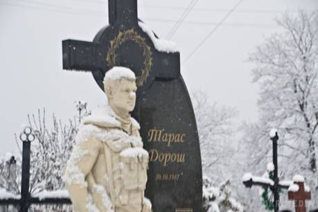  На Львівщині вшанували пам'ять загиблого у зоні АТО героя (фото). Тарас Дорош загинув 14 січня 2015 року під час виконання бойового завдання у зоні проведення АТО на Луганщині. Йому було 27 років.