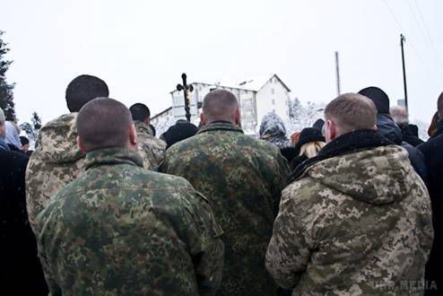  На Львівщині вшанували пам'ять загиблого у зоні АТО героя (фото). Тарас Дорош загинув 14 січня 2015 року під час виконання бойового завдання у зоні проведення АТО на Луганщині. Йому було 27 років.