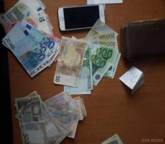 Київські поліцейські "пов'язали" двох карманниц. На вокзалі у Києві затримали харків'янок з краденими грошима.