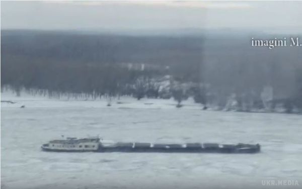 На річці Дунай у Румунії замерз корабель із екіпажем (відео). Поблизу румунського міста Келераші на річці Дунай крига скувала корабель з екіпажем на борту.