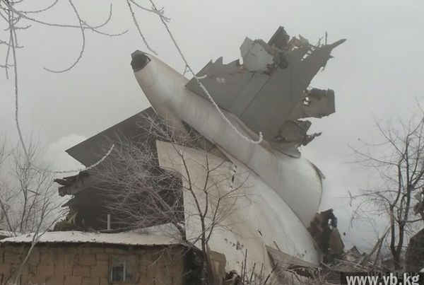 Подробиці авіакатастрофи в Киргизстані: понад 30 загиблих, 17 будинків зруйновано. З чотирьох членів екіпажу загинули троє, один був доставлений в реанімацію.