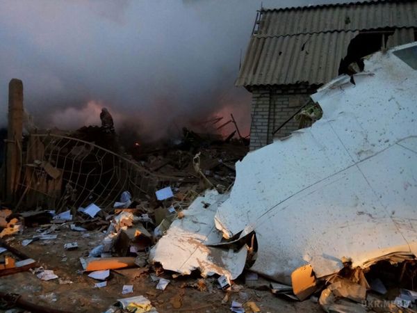 В мережі з'явилися перші фото з місця аварії в Бішкеку турецького Боїнга. В результаті падіння судна загинули, за попередніми даними, 35 осіб, включаючи членів екіпажу.
