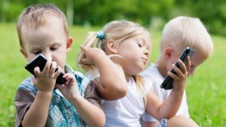 Вчені встановили відповідний вік дитини, коли йому варто купувати смартфони... У дослідженні брали участь більше 1,5 тис. батьків.
