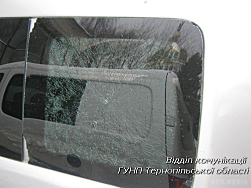 У Тернополі хлопець розстріляв житловий будинок, маршрутку і 10 машин. 18-річний житель Тернополя обстріляв житловий будинок, маршрутку і 10 автомобілів з пневматичного пістолета.