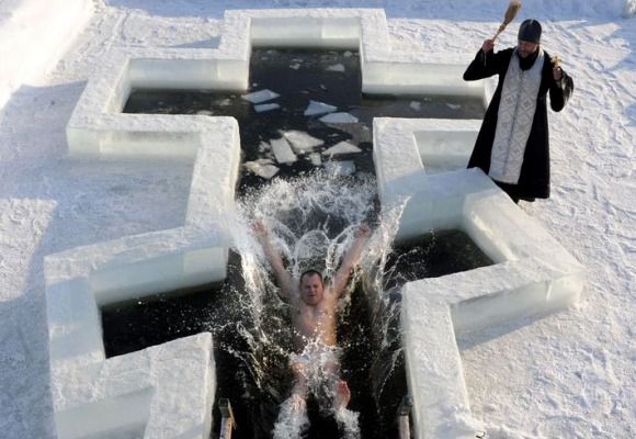 Як на Водохреще зануритися в крижану воду і не нашкодити собі. Хрещення 19 січня - корисні поради, як скупатися у хрещенській воді безпечно для здоров'я,як не замерзнути при купанні Хрещенні