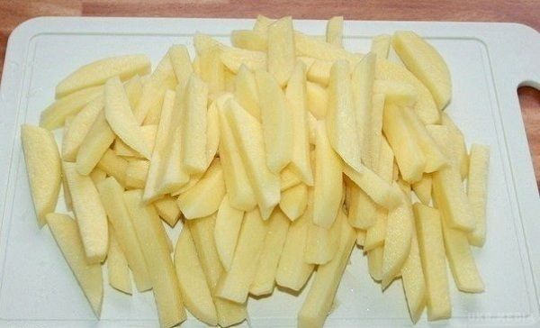 Хрустка картопля фрі без краплі жиру. Готувати просто, а на смак – краще, ніж в Макдональдсі!. Картопля фрі є одним з найулюбленіших страв у світі.