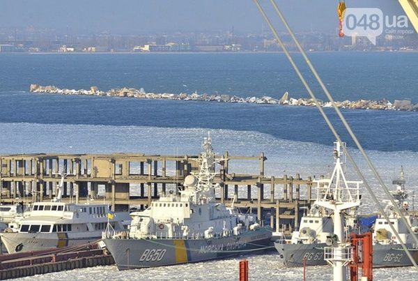  Весь військовий флот України в Одесі замерз. В Одесі лід "захопив" кораблі українського військового флоту. 
