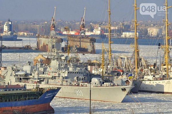  Весь військовий флот України в Одесі замерз. В Одесі лід "захопив" кораблі українського військового флоту. 