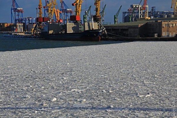 Гавань Одеського порту покрилася льодом. Одеське узбережжя скувало льодом, скувавши пришвартовані там кораблі і судна ВМСУ.
