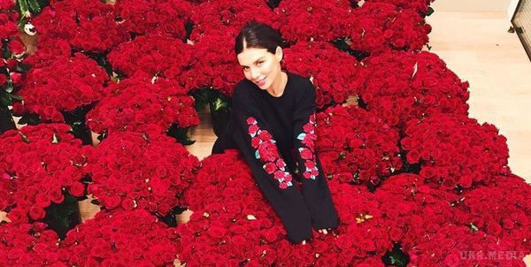 Мільйони червоних троянд: Анну Сєдокову «втопили» в трояндах (фото). Седокова продемонструвала фотографії з подарунком в 10 тисяч троянд.