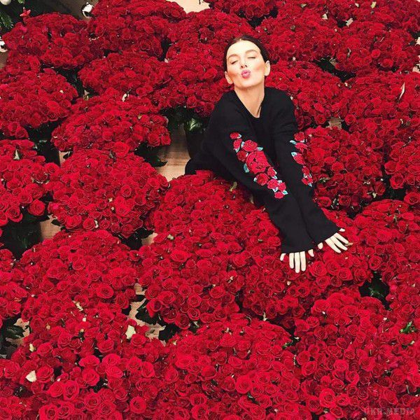 Мільйони червоних троянд: Анну Сєдокову «втопили» в трояндах (фото). Седокова продемонструвала фотографії з подарунком в 10 тисяч троянд.