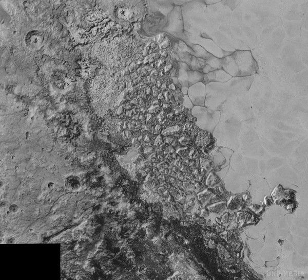 На поверхні Плутона виявлено крижані піки. Це відкриття змушує інакше поглянути на формування небесного тіла і відбуваються на його поверхні процеси.