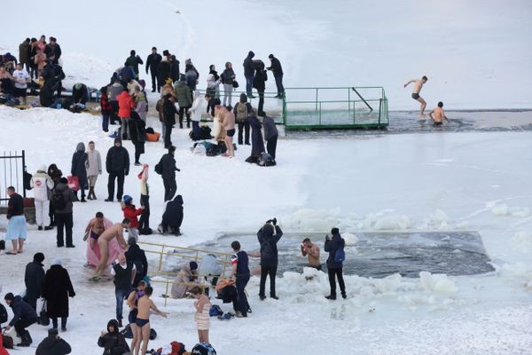 Замерзлі і щасливі: як в Києві до ополонки занурювалися (фото,відео). До святкування долучилося чимало сміливців.