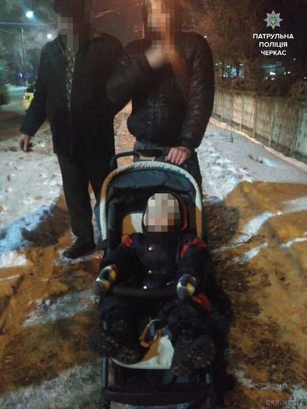 У Черкасах дворічний малюк на вулиці плакав від холоду й страху та кликав свого татуся, поки той лежав п'яний у снігу (фото). Ось такі батьки бувають... На щастя, хлопчика врятувала поліція.